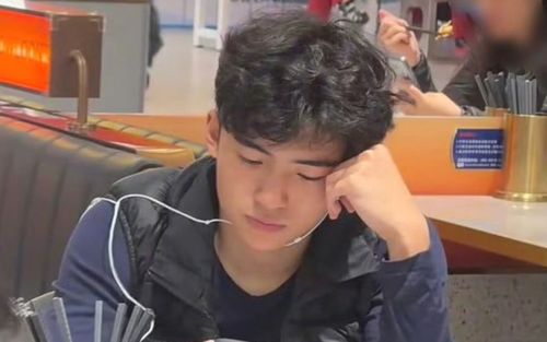 Ảnh chụp lén con trai của Tạ Đình Phong và Trương Bá Chi gây sốt