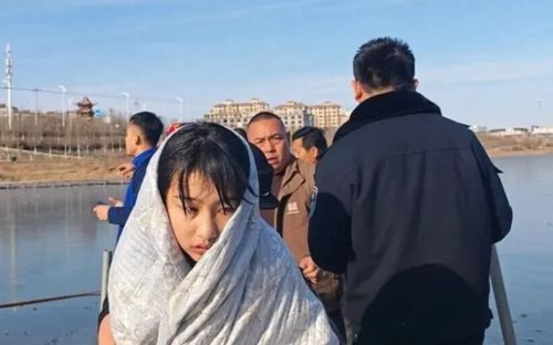 Nữ sinh 13 tuổi về nhà với bộ đồ ướt sũng, cha ruột biết sự thật sau khi nhận cuộc gọi lúc nửa đêm