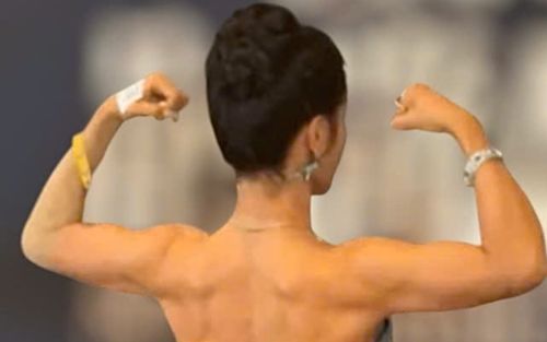 Nữ ca sĩ nổi tiếng showbiz khoe cơ bắp giữa thảm đỏ gây chú ý