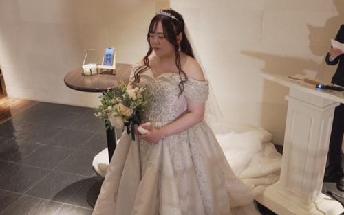 Cô gái 32 tuổi làm đám cưới, đến khi chú rể lộ mặt ai cũng 'sốc nặng'