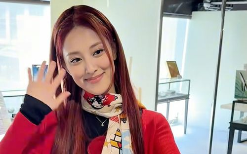 Bắt gặp hoa hậu nổi tiếng một thời đi bán socola để kiếm thêm thu nhập