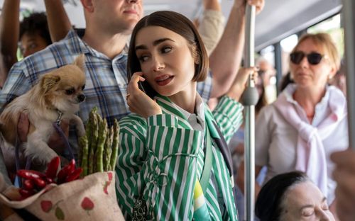 Lạ đời như Emily in Paris 5: Bị chê nhảm nhí nhưng lại không thể bỏ qua