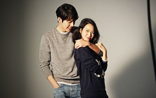 Hôm nay, một cặp đôi nổi tiếng showbiz sẽ tổ chức lễ cưới riêng tư