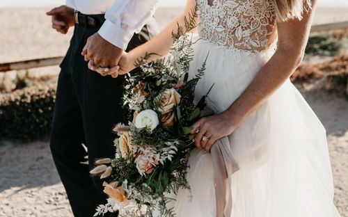 Bạn chú rể dẫn hai người lạ đến đám cưới, cặp vợ chồng 'sốc nặng' sau khi kiểm tra phong bì