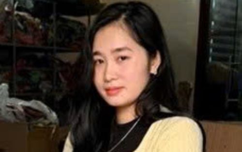 Khui 'bí mật' của cô gái trẻ Hoàng Thị Xinh bên trong các hộp giấy hình chữ nhật