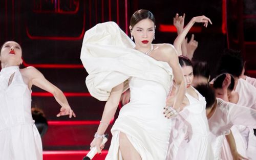 Hồ Ngọc Hà mặc váy xẻ tà gợi cảm, làm 1 hành động cực đặc biệt trước chục nghìn khán giả