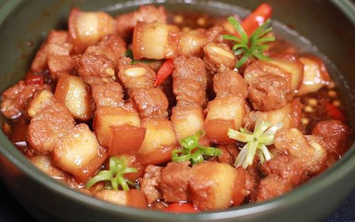 Người đàn ông đột quỵ sau khi ăn thịt kho với dưa leo, bác sĩ chỉ lý do sâu xa