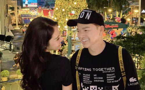 Nghệ sĩ Quang Minh tình tứ đón Giáng sinh bên vợ kém 37 tuổi, một chi tiết gây chú ý
