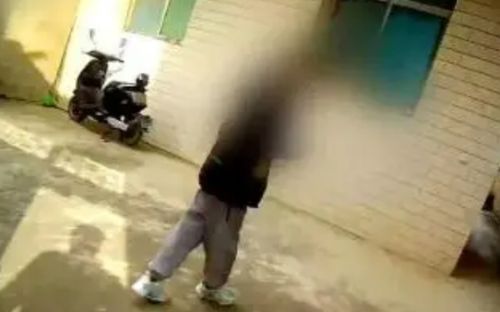 Mẹ ruột ngất xỉu vì con làm bài tập không tốt, cậu bé 9 tuổi có hành động khiến ai cũng nể phục