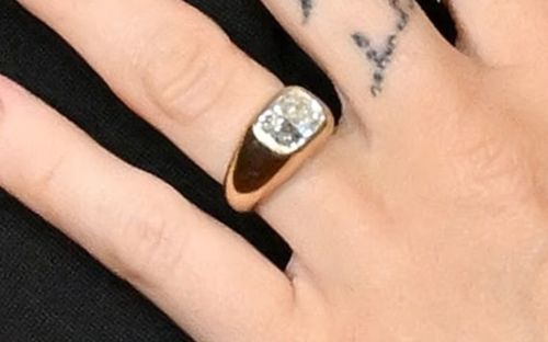 Nữ ca sĩ nổi tiếng xác nhận đính hôn với bạn trai sau 4 năm hẹn hò, khoe chiếc nhẫn kim cương hơn 3 tỷ đồng