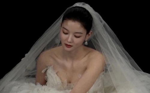 Kim Yoo Jung 'lột xác' khỏi vai phản diện, khoe sắc vóc rạng rỡ trong váy cưới