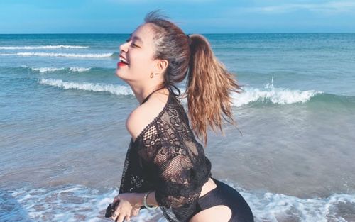 Hoàng Thuỳ Linh hiếm hoi khoe sắc vóc gợi cảm trong loạt ảnh đồ tắm nóng bỏng