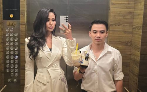 Cách chọn điện thoại của vợ chồng H'Hen Niê