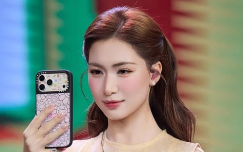 Cách chọn túi xách của Hòa Minzy