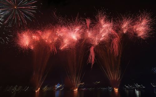 Pháo hoa rền vang trên bầu trời Thủ đô chào mừng năm mới 2026