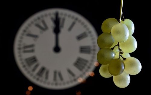 Vì sao dân mạng 'phát sốt' với việc ăn 12 quả nho trong đêm giao thừa?