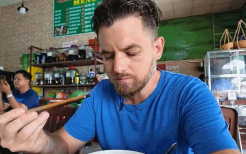 Khách Mỹ ăn một món đặc sản Việt 'ngon nhất châu Á', ngay miếng đầu tiên đã choáng