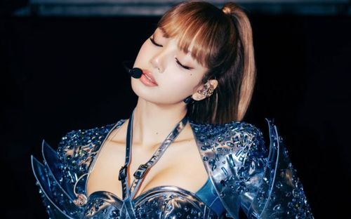 Lisa 'đốt mắt' dân tình trong loạt outfit trình diễn nóng bỏng