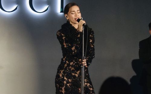 Hồ Ngọc Hà mặc đồ xuyên thấu đi hát, gặp sự cố trước hàng trăm khán giả