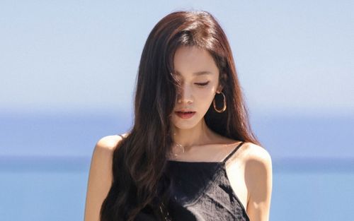 Bắt gặp mỹ nhân nóng bỏng nhất nhì showbiz lộ rõ mặt sưng, khuôn miệng méo xệch