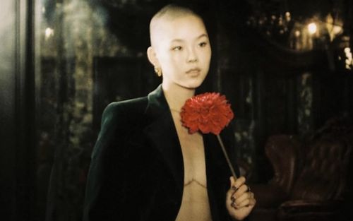 Nữ ca sĩ công khai cắt bỏ vòng 1 đúng sinh nhật 20 tuổi