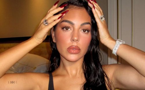 Vợ Ronaldo diện mẫu đồng hồ giống hoa hậu Lương Thuỳ Linh