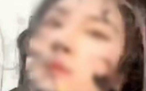 Chồng ngoại tình với nhân viên bán xe hơi, cô vợ đến tận nơi đánh ghen bằng 'chiêu độc'