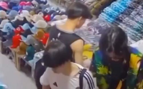 4 thanh niên bị camera cửa hàng quay lại, hành động khiến nhiều người bức xúc
