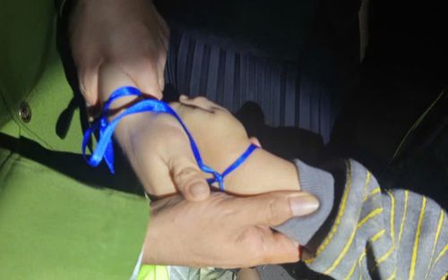 Mẹ buộc tay mình và tay con bằng dây màu xanh, ý định tiếp đó khiến nhiều người hoảng sợ