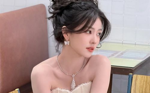 Bạch Lộc diện đầm cúp ngực, khoe sắc vóc căng tràn khó rời mắt