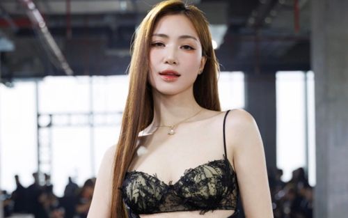 Clip quay lén Hòa Minzy mặc áo ren táo bạo ở thang máy, chính chủ phải lên tiếng