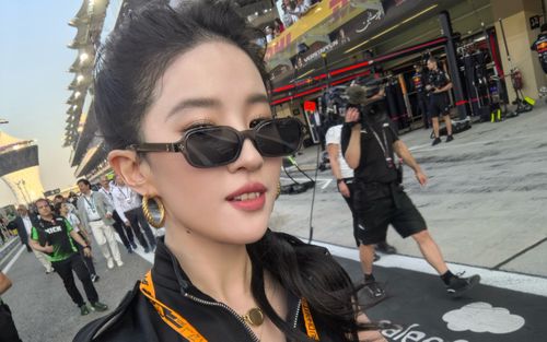 Sang chảnh như Lưu Diệc Phi: Đeo trang sức bằng vàng 18K, diện đồ hiệu tiền tỷ chỉ để đi chơi