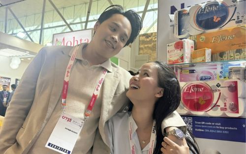 Chiếc đồng hồ hơn 150 triệu của chồng á hậu Hương Ly