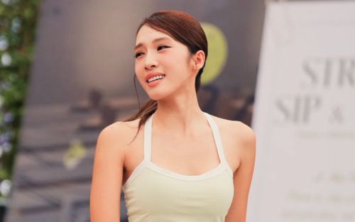 Nữ ca sĩ Việt gặp sự cố ngượng đỏ mặt ở đám đông, phản ứng của chồng gây bàn luận