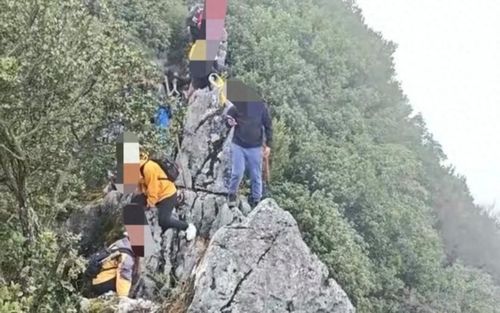 Mải mê bấm điện thoại khi đi leo núi, nam du khách rơi xuống vách đá cao 40m