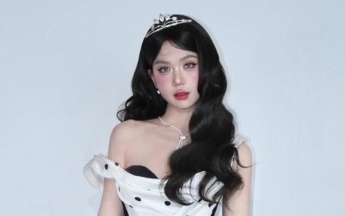 Ngọc Trinh được tặng hai chiếc điện thoại trị giá gần 130 triệu đồng