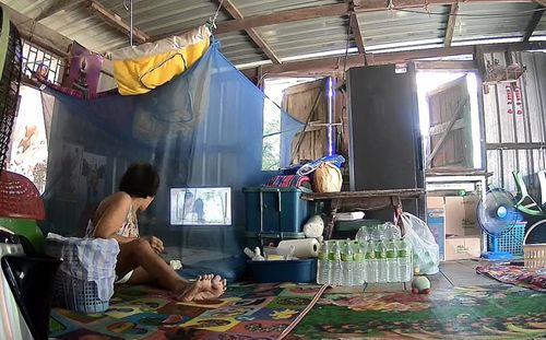 Đang ngồi xem tivi trong nhà, cụ bà 78 tuổi tá hỏa vì sự xuất hiện một 'vị khách không mời'