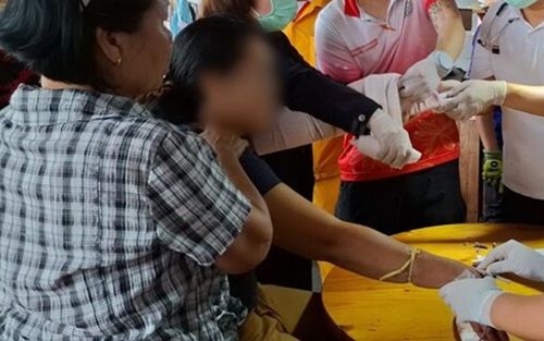 Đang làm bánh ngọt, người phụ nữ hét lên đau đớn vì sự cố với máy xay bột