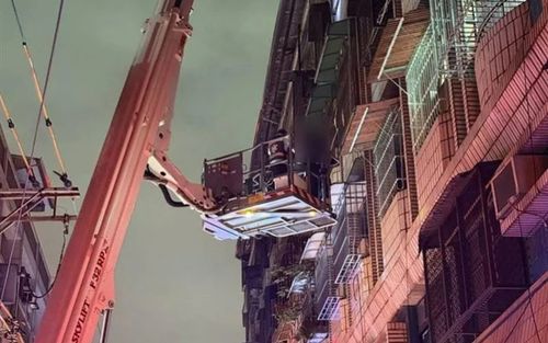 Quên chìa khóa, người đàn ông đu dây để vào nhà và cái kết