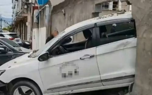 Thi bằng lái xe ô tô, người phụ nữ tông thủng bức tường