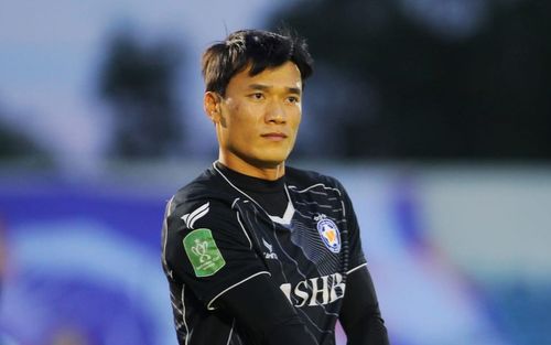 Thủ môn Bùi Tiến Dũng ghi bàn làm thay đổi cả giải đấu