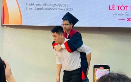 Nam sinh 'cõng bạn 10 năm đến trường' nay lại cõng bạn lên nhận bằng tốt nghiệp
