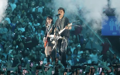 Cô gái 17 tuổi nổi tiếng sau khi xuất hiện trong concert của Tạ Đình Phong