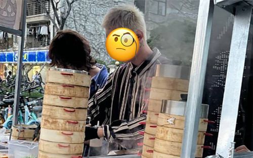Nam ca sĩ nổi tiếng bị bắt gặp bán bánh bao ở vỉa hè, ngoại hình gây sốc