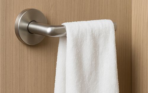 Treo khăn ẩm lên tay nắm cửa: Hành động nhỏ, lợi ích bất ngờ