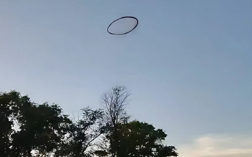 Vòng tròn đen bí ẩn lơ lửng trên bầu trời khiến người đi đường xôn xao