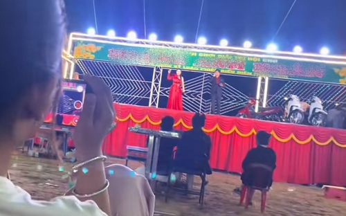 Nữ nghệ sĩ nổi tiếng một thời đi hát hội chợ, khán giả thưa thớt ngồi xem