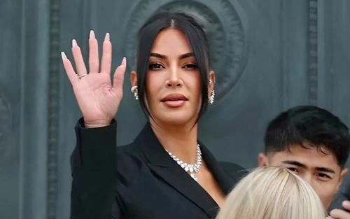 Kim Kardashian đeo vòng cổ kim cương hàng chục tỷ đồng đến phiên tòa