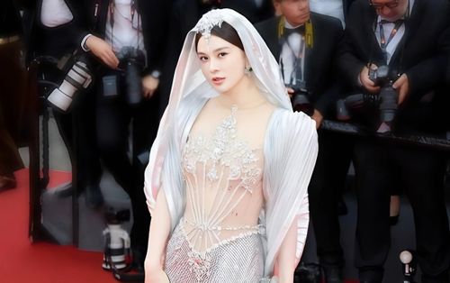 Nữ diễn viên mặc hở bị mời khỏi thảm đỏ Cannes 2025 gây tranh cãi
