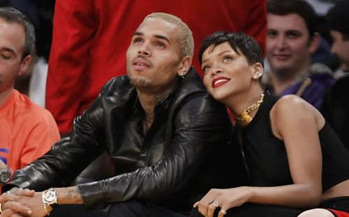 Nam ca sĩ từng hành hung Rihanna bị bắt giữ